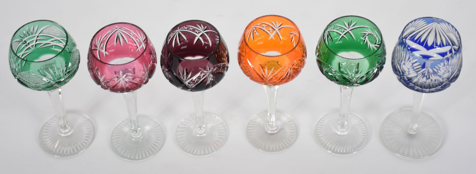 Seis taças para vinho de cristal doublé lapidadas em diversas cores... - foto 2 de 3
