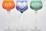 Seis taças para vinho  de cristal doublé  lapid... - Seis taças para vinho  de cristal doublé  lapidadas em diversas cores,  pé alto facetado (duas delas nas cores verde e azul de modelos diferentes).