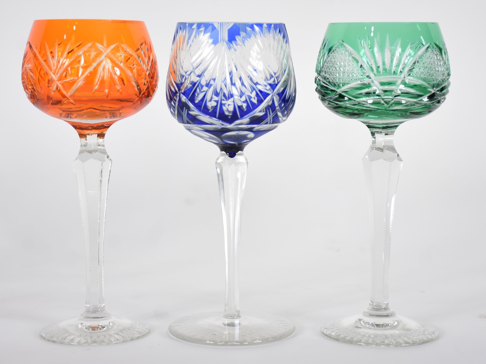 Seis taças para vinho de cristal doublé lapidadas em diversas cores... - foto 3 de 3