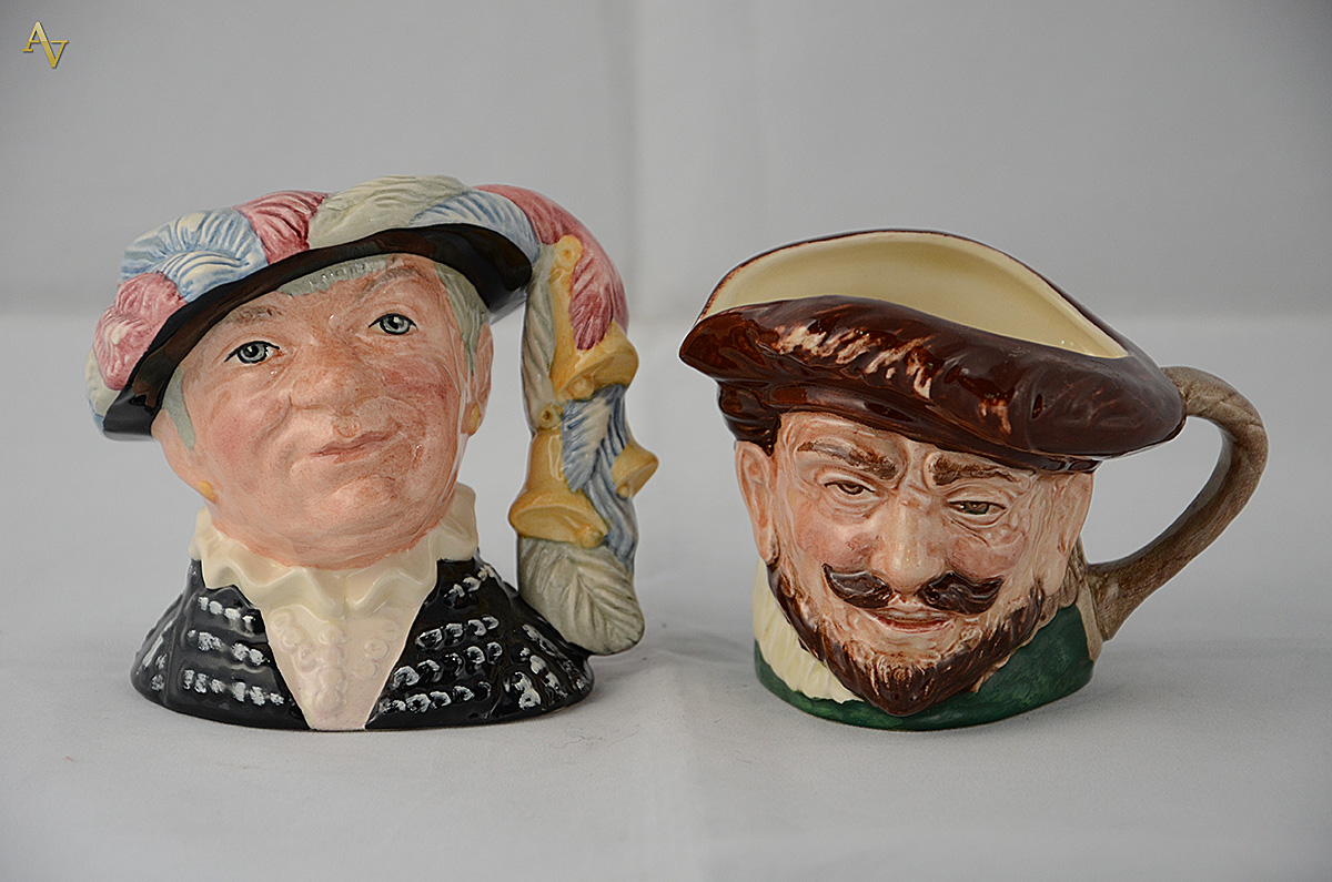 Duas canecas de porcelana inglesa Royal Doulton. Alturas 8 cm e 9 cm. - foto 1 de 2