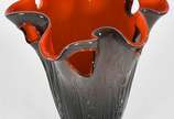 Vaso de murano na cor cinza com interior na cor... - Vaso de murano na cor cinza com interior na cor laranja.