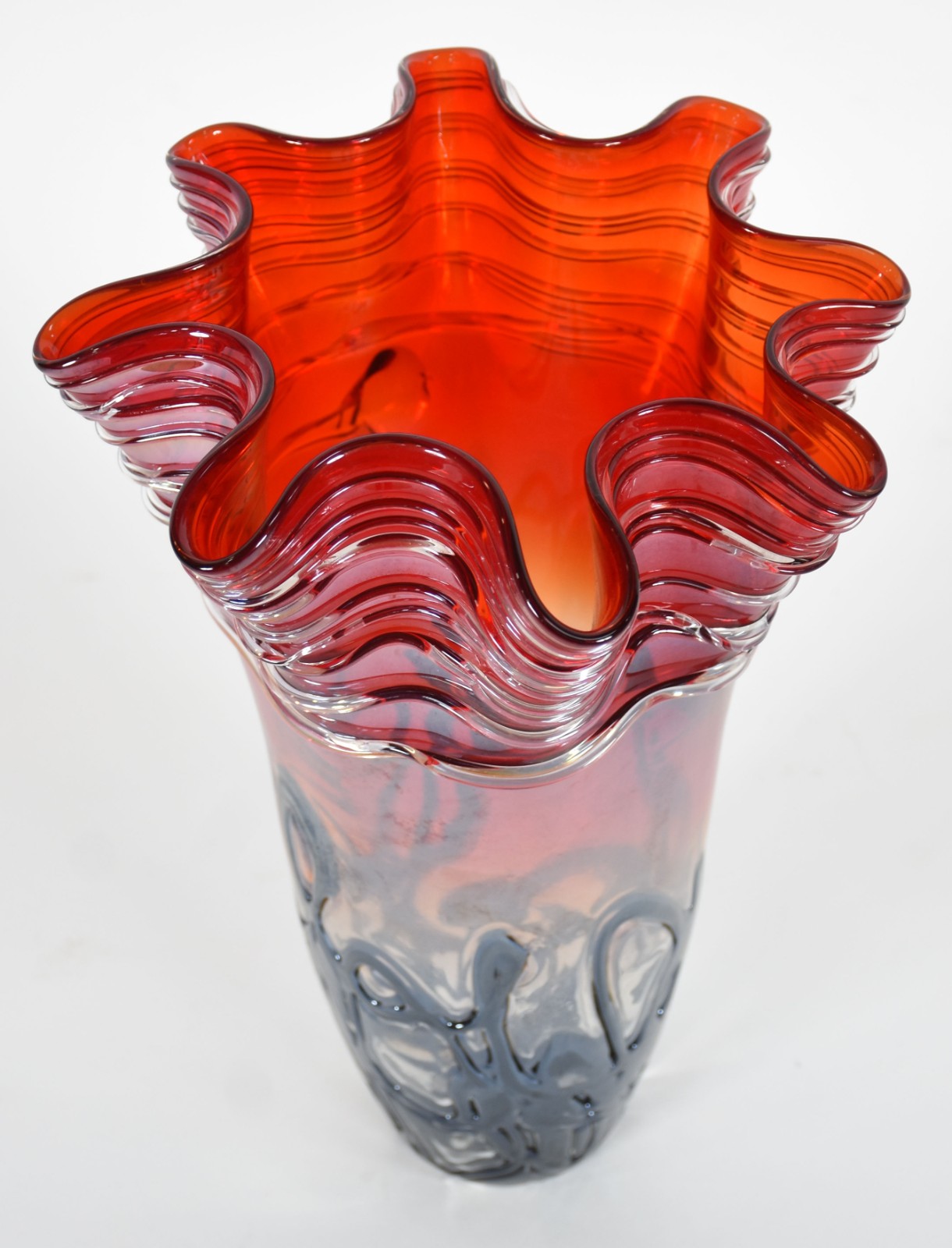 Vaso de murano com babados na borda na cor vermelho. - foto 1 de 3