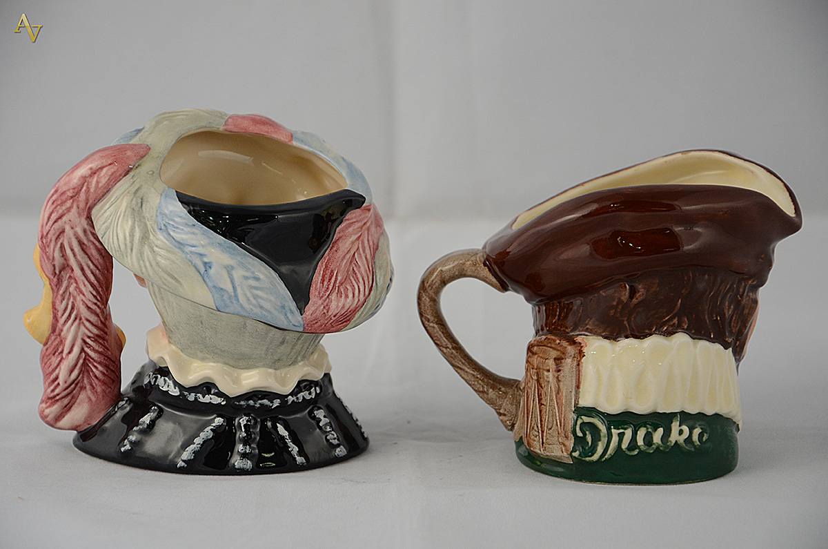 Duas canecas de porcelana inglesa Royal Doulton. Alturas 8 cm e 9 cm. - foto 2 de 2