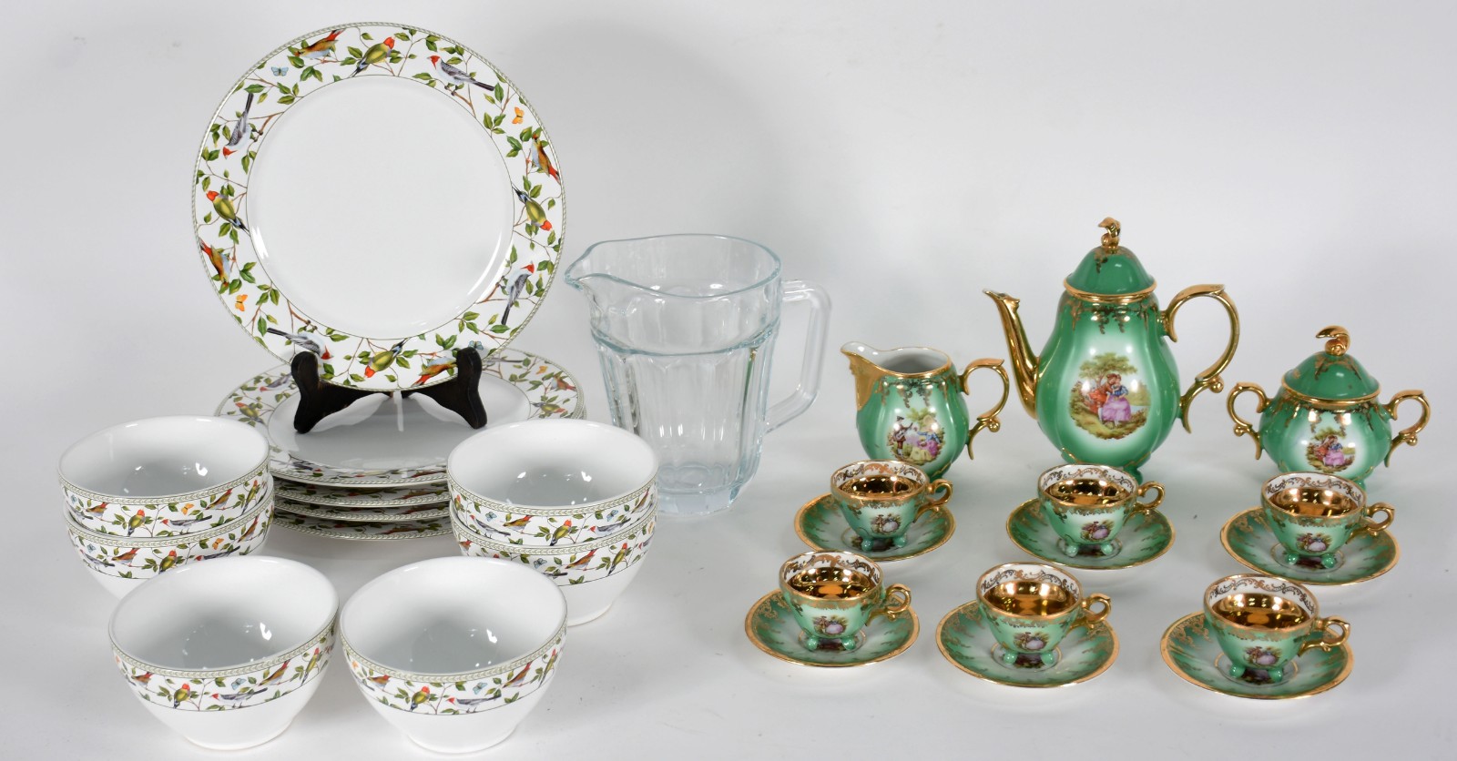 Diversas peças sendo, conjunto para café de porcelana na cor verde... - foto 1 de 5