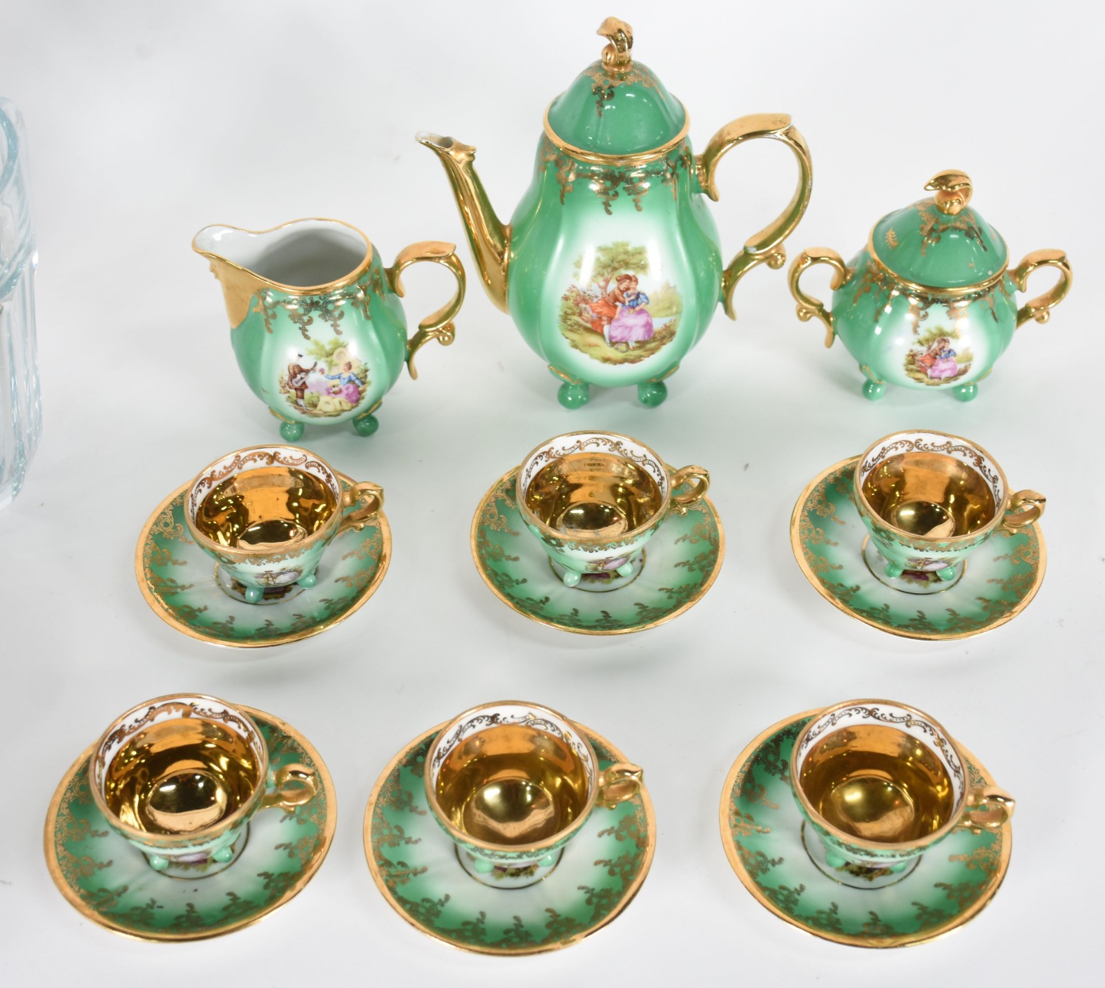 Diversas peças sendo, conjunto para café de porcelana na cor verde... - foto 2 de 5