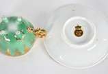 Diversas peças sendo, conjunto para café de por... - Diversas peças sendo, conjunto para café de porcelana na cor verde com cena romântica composto de: bule, açucareiro, leiteira e 6 xícaras com pi...