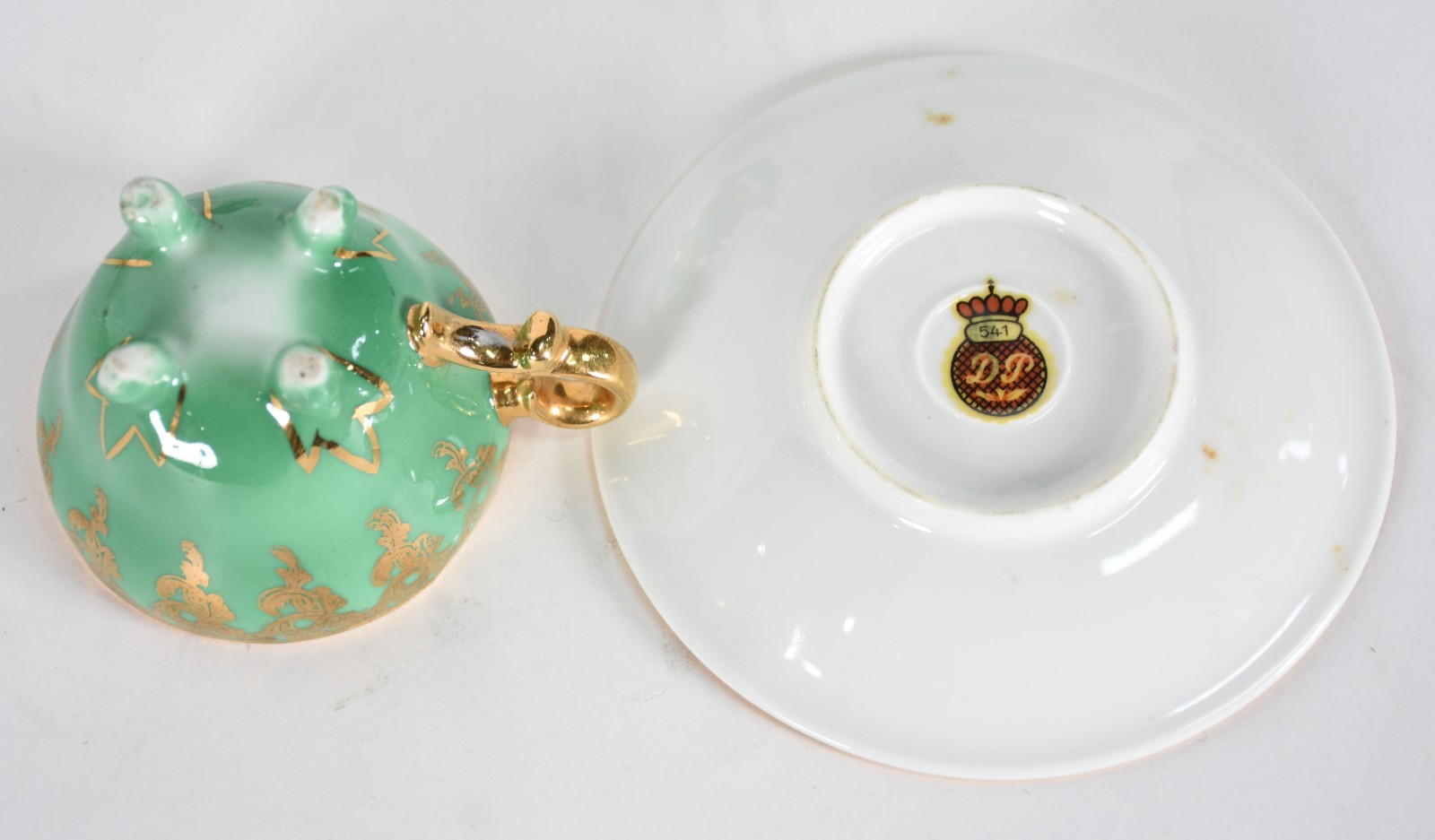 Diversas peças sendo, conjunto para café de porcelana na cor verde... - foto 3 de 5