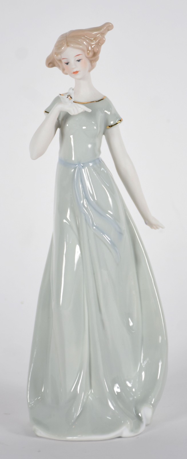 Estatueta de porcelana representando dama com pássaro. - foto 1 de 4