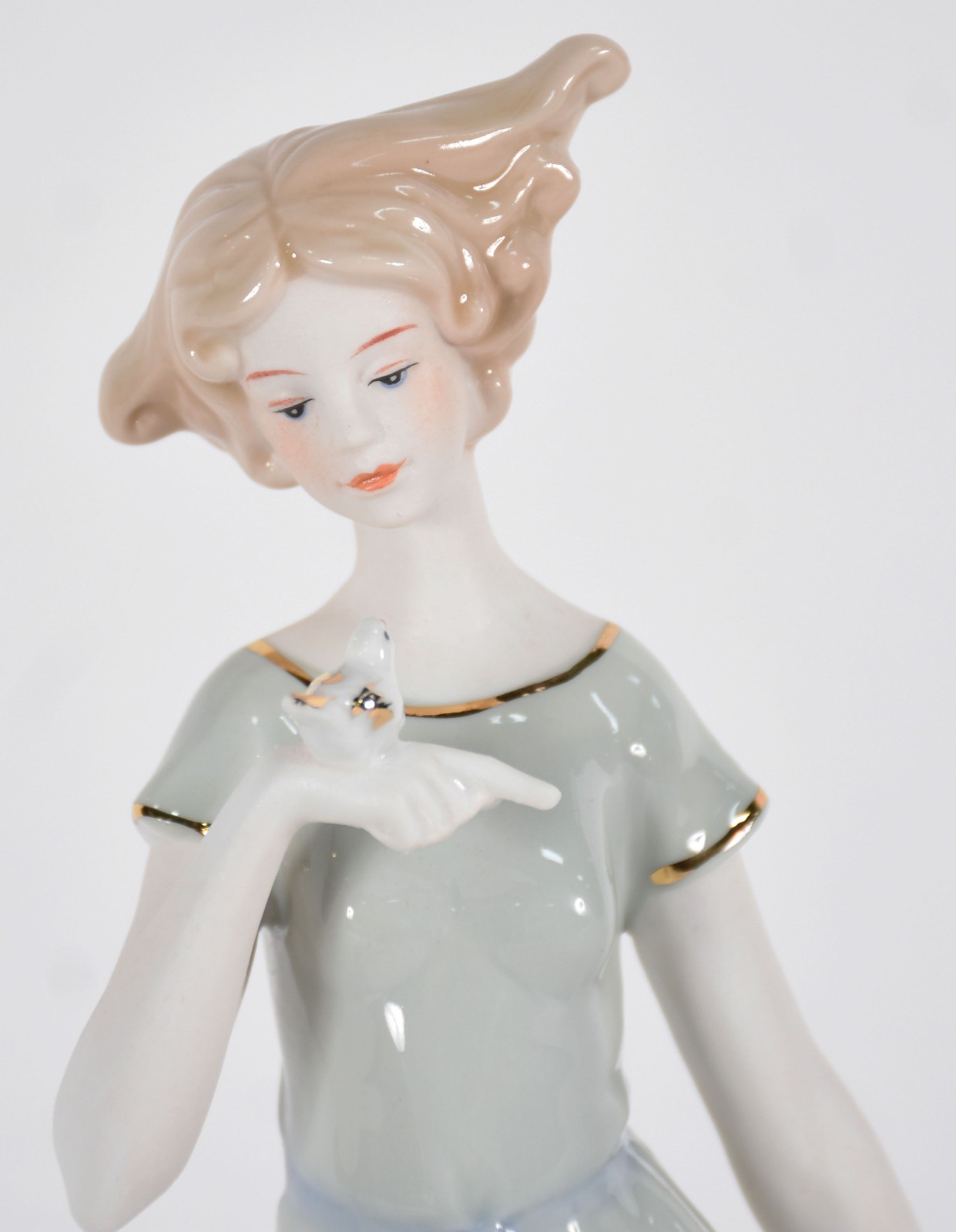 Estatueta de porcelana representando dama com pássaro. - foto 2 de 4