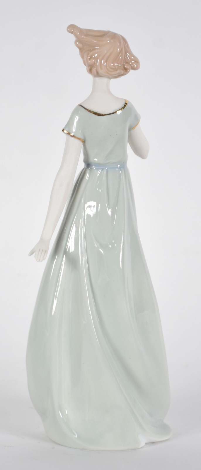 Estatueta de porcelana representando dama com pássaro. - foto 3 de 4