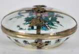 Porta jóias de porcelana oriental, parte intern... - Porta jóias de porcelana oriental, parte interna decorada com cenas eróticas em policromia.