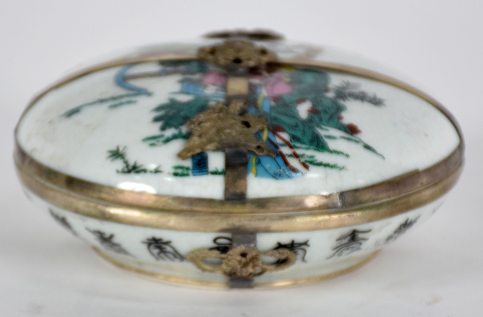 Porta jóias de porcelana oriental, parte interna decorada com cenas... - foto 1 de 6