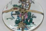 Porta jóias de porcelana oriental, parte intern... - Porta jóias de porcelana oriental, parte interna decorada com cenas eróticas em policromia.