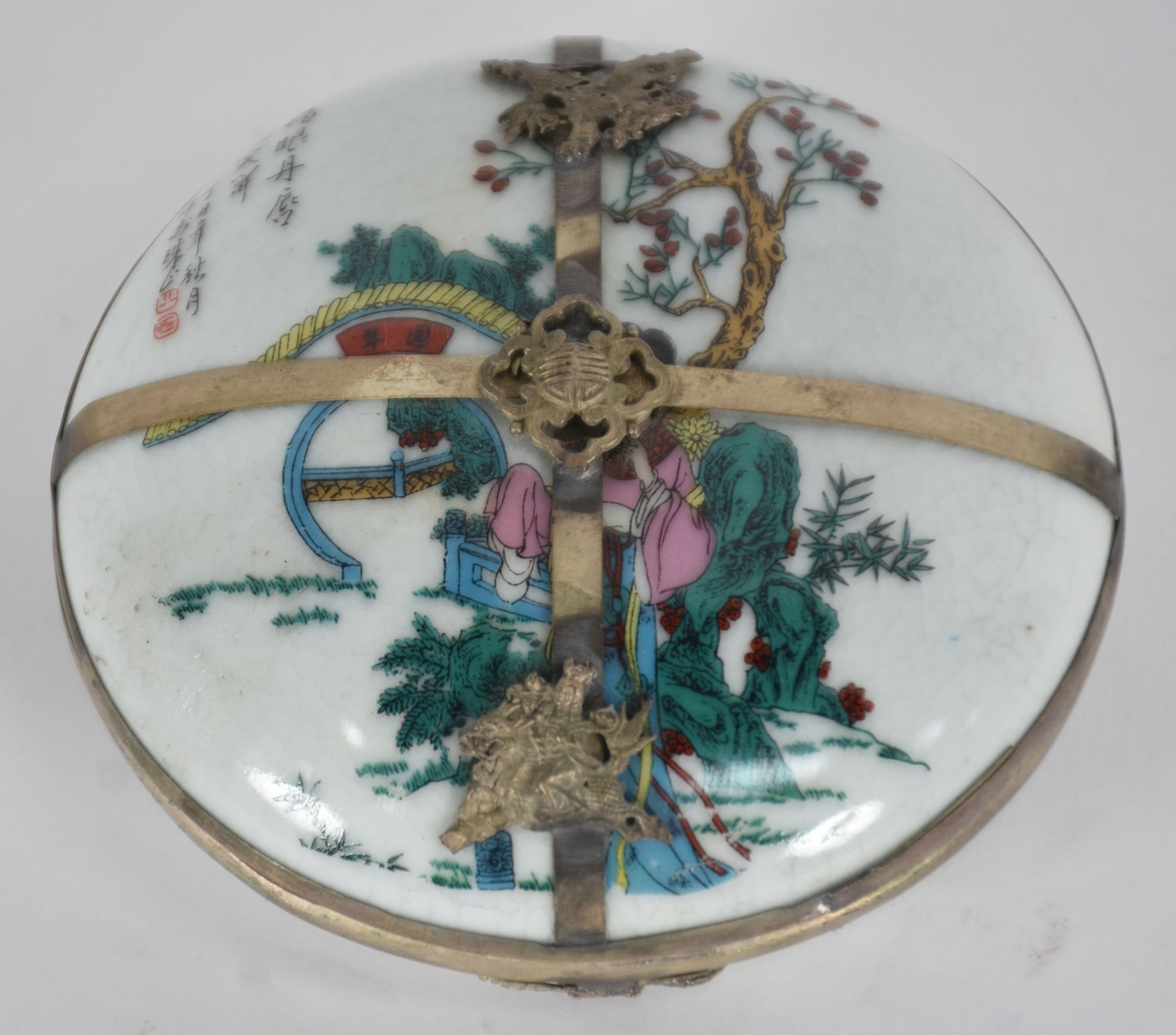 Porta jóias de porcelana oriental, parte interna decorada com cenas... - foto 2 de 6