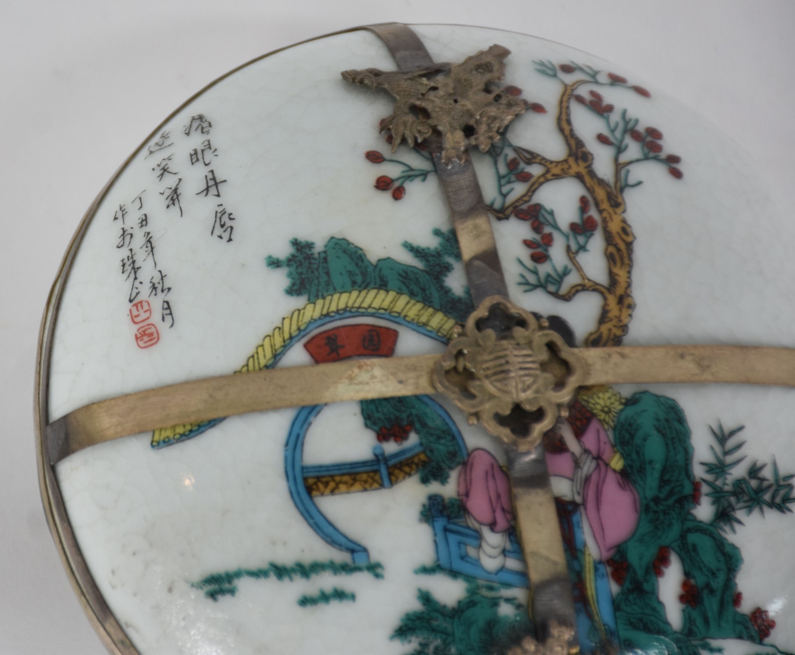 Porta jóias de porcelana oriental, parte interna decorada com cenas... - foto 3 de 6