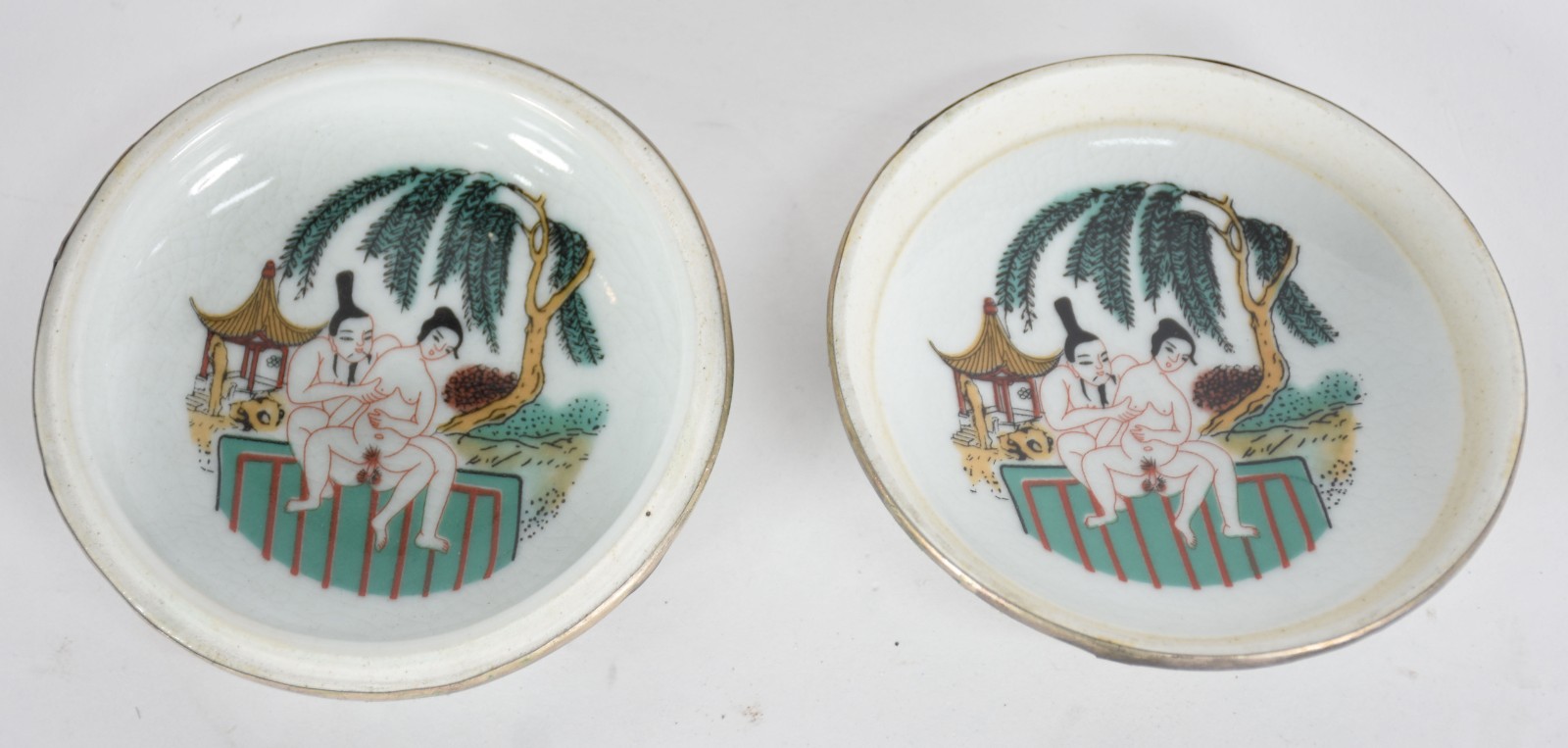 Porta jóias de porcelana oriental, parte interna decorada com cenas... - foto 4 de 6