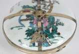 Porta jóias de porcelana oriental, parte intern... - Porta jóias de porcelana oriental, parte interna decorada com cenas eróticas em policromia.