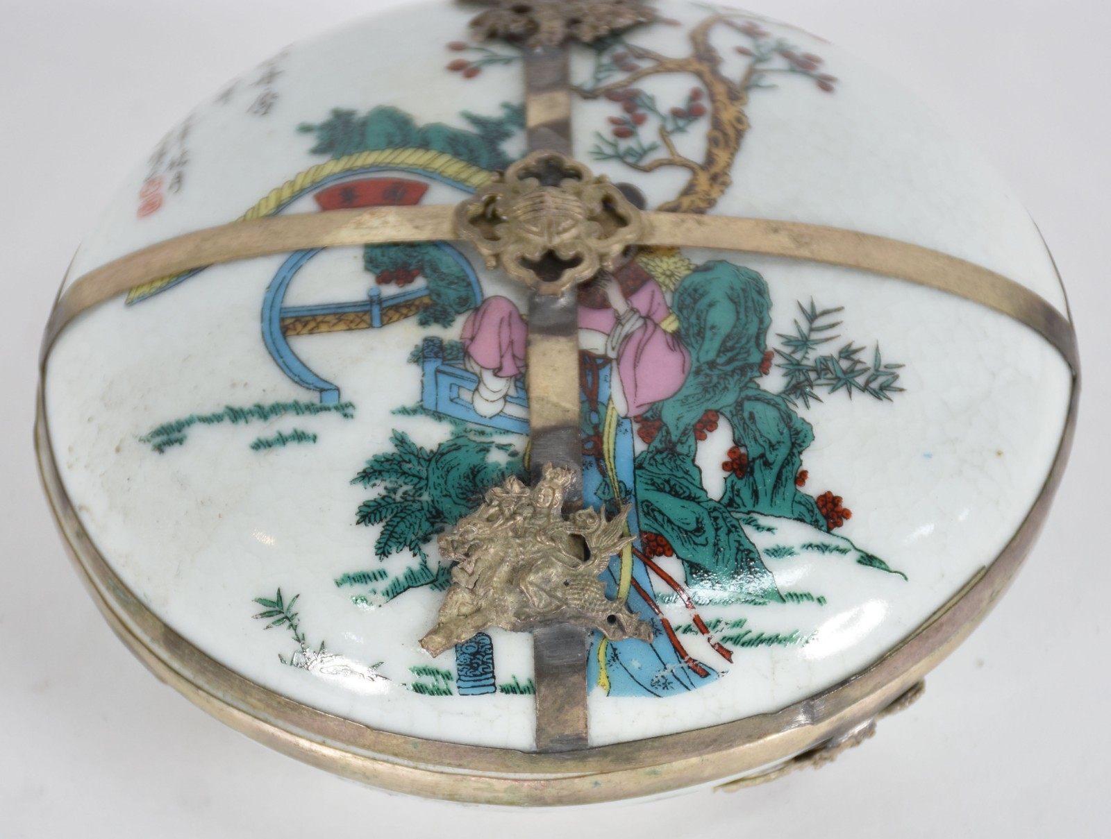 Porta jóias de porcelana oriental, parte interna decorada com cenas... - foto 6 de 6
