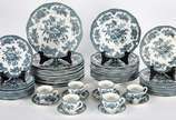 Parte de serviço de jantar de faiança inglesa a... - Parte de serviço de jantar de faiança inglesa azul e branca floral, "Royal Tunstall", Staffordshire, composto de: 12 pratos rasos, 12 pratos fun...