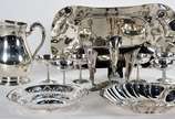 Diversas peças de metal prateado sendo, 6 taças... - Diversas peças de metal prateado sendo, 6 taças de pé alto para sorvete, 1 candelabro para 3 velas, travessa funda, jarra para água, pequena fru...