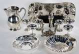 Diversas peças de metal prateado sendo, 6 taças... - Diversas peças de metal prateado sendo, 6 taças de pé alto para sorvete, 1 candelabro para 3 velas, travessa funda, jarra para água, pequena fru...