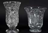 Dois vasos de cristal tcheco lapidado (com bica... - Dois vasos de cristal tcheco lapidado (com bicados nas bordas).