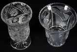 Dois vasos de cristal tcheco lapidado (com bica... - Dois vasos de cristal tcheco lapidado (com bicados nas bordas).