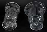 Dois vasos de cristal tcheco lapidado (com bica... - Dois vasos de cristal tcheco lapidado (com bicados nas bordas).