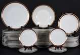 Parte de serviço de jantar de porcelana Steatit... - Parte de serviço de jantar de porcelana Steatita - Paraná na cor branca com borda dourada, composto de: 16 pratos rasos, 16 pratos fundos, 13 de...