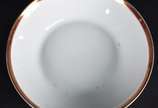 Parte de serviço de jantar de porcelana Steatit... - Parte de serviço de jantar de porcelana Steatita - Paraná na cor branca com borda dourada, composto de: 16 pratos rasos, 16 pratos fundos, 13 de...