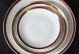 Parte de serviço de jantar de porcelana Steatit... - Parte de serviço de jantar de porcelana Steatita - Paraná na cor branca com borda dourada, composto de: 16 pratos rasos, 16 pratos fundos, 13 de...