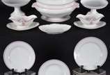 Parte de serviço de jantar de porcelana frances... - Parte de serviço de jantar de porcelana francesa branca com borda em frisos cor de rosa, composto de: 16 pratos rasos, 16 pratos de sobremesa, 3...