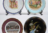 Conjunto com 4 pratos decorativos diversos, med... - Conjunto com 4 pratos decorativos diversos, medidas de diâmetro 23 cm, dois com 24,5 cm e 24 cm.