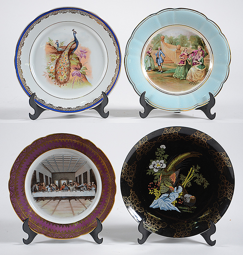 Conjunto com 4 pratos decorativos diversos, medidas de diâmetro 23...