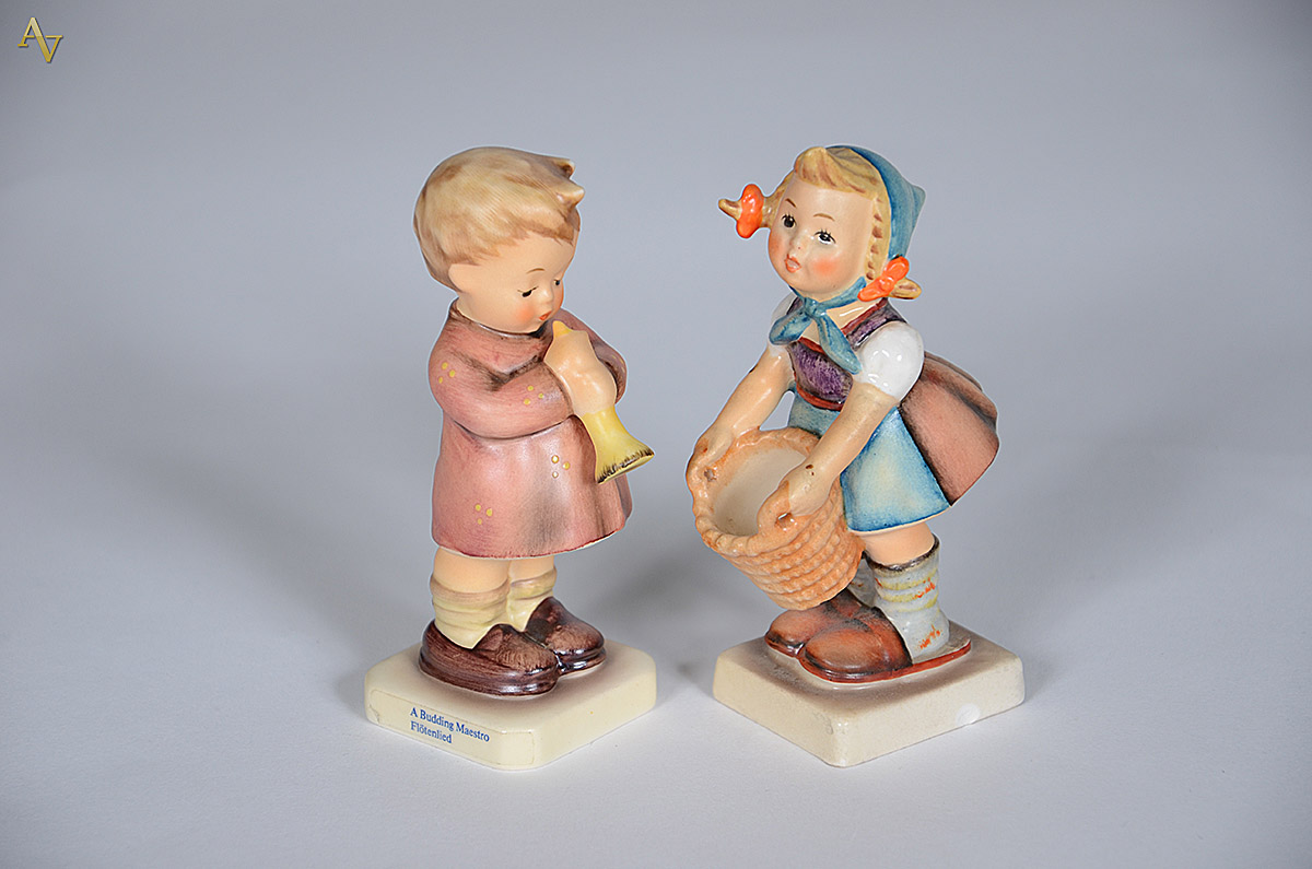 Duas peças de porcelana Goebel representando menino e menina. Alturas... - foto 1 de 2