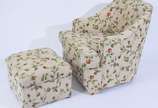 Poltrona com banqueta estofadas e forradas com ... - Poltrona com banqueta estofadas e forradas com tecido floral  (Retirada em residência no Humaitá).