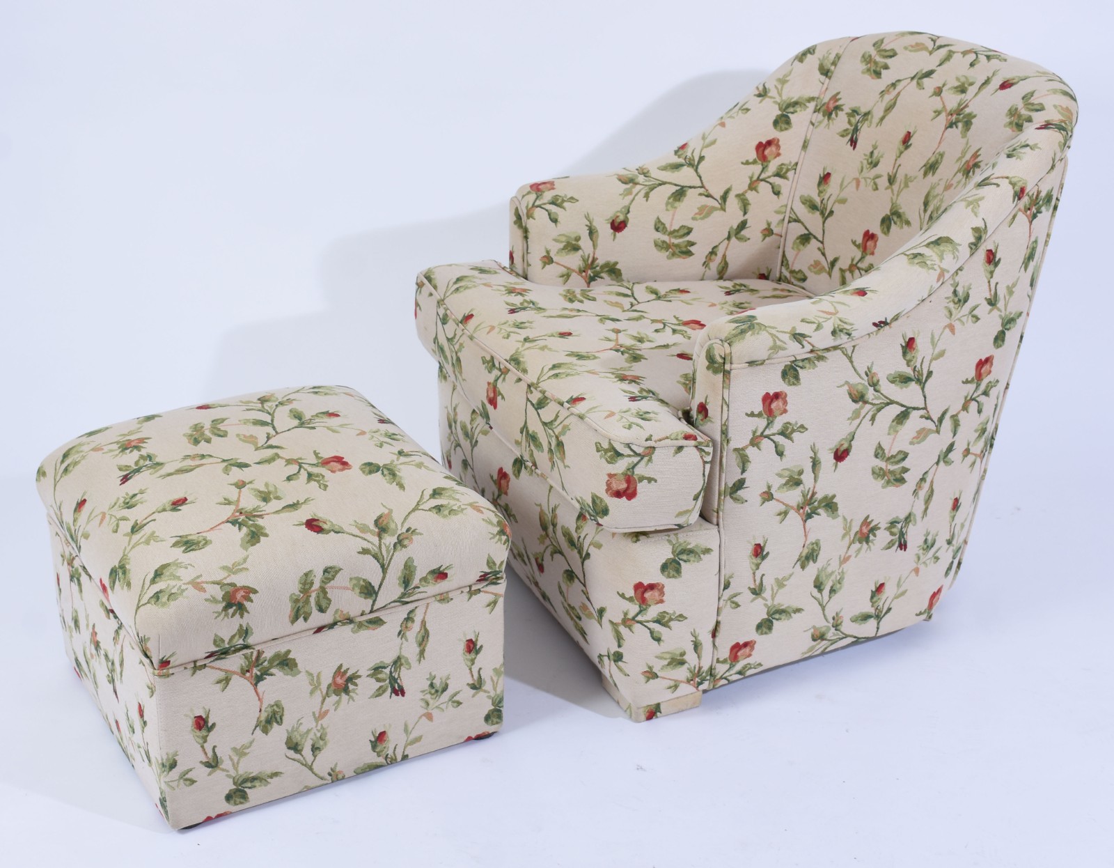 Poltrona com banqueta estofadas e forradas com tecido floral... - foto 1 de 3