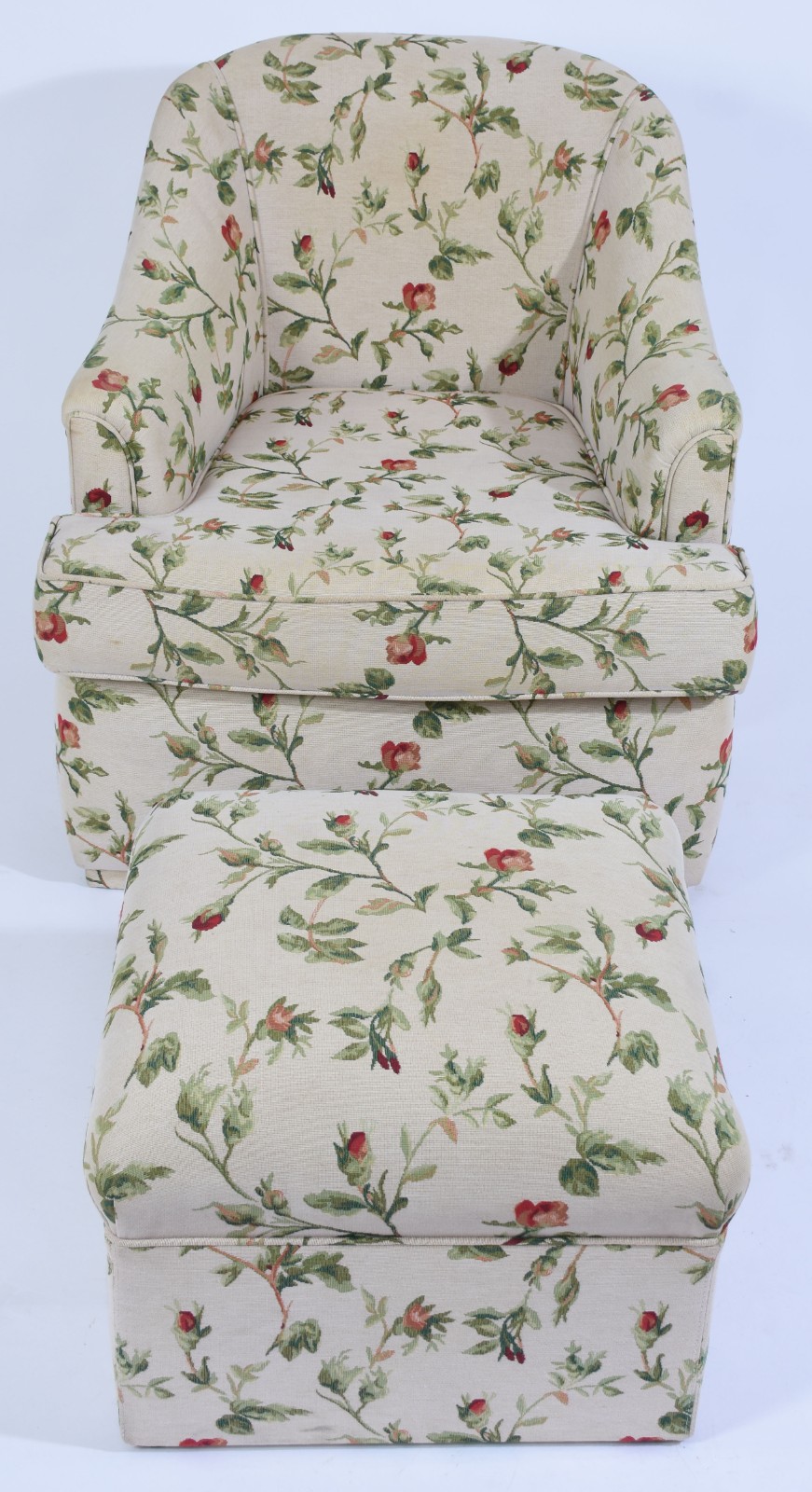 Poltrona com banqueta estofadas e forradas com tecido floral... - foto 2 de 3