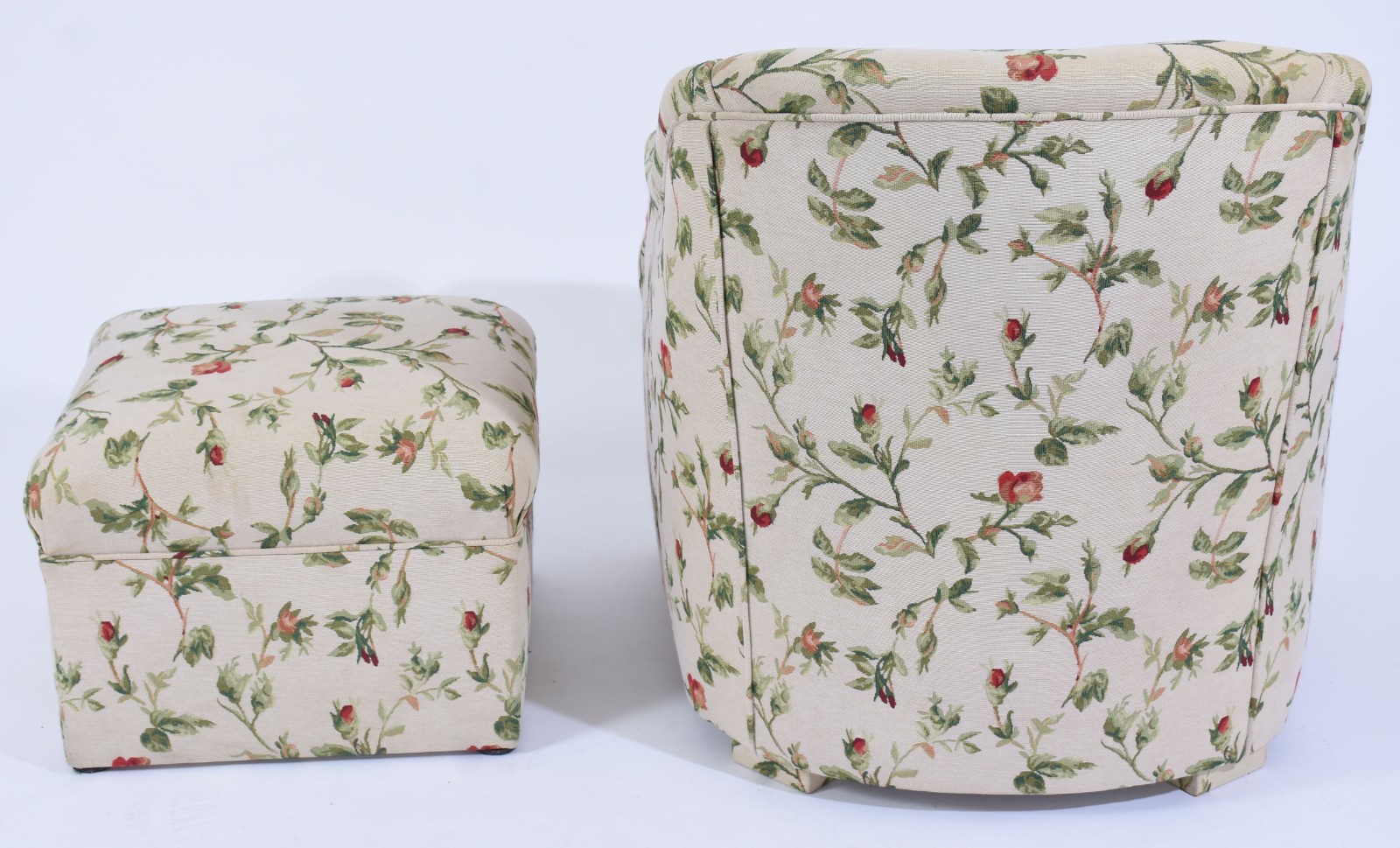 Poltrona com banqueta estofadas e forradas com tecido floral... - foto 3 de 3
