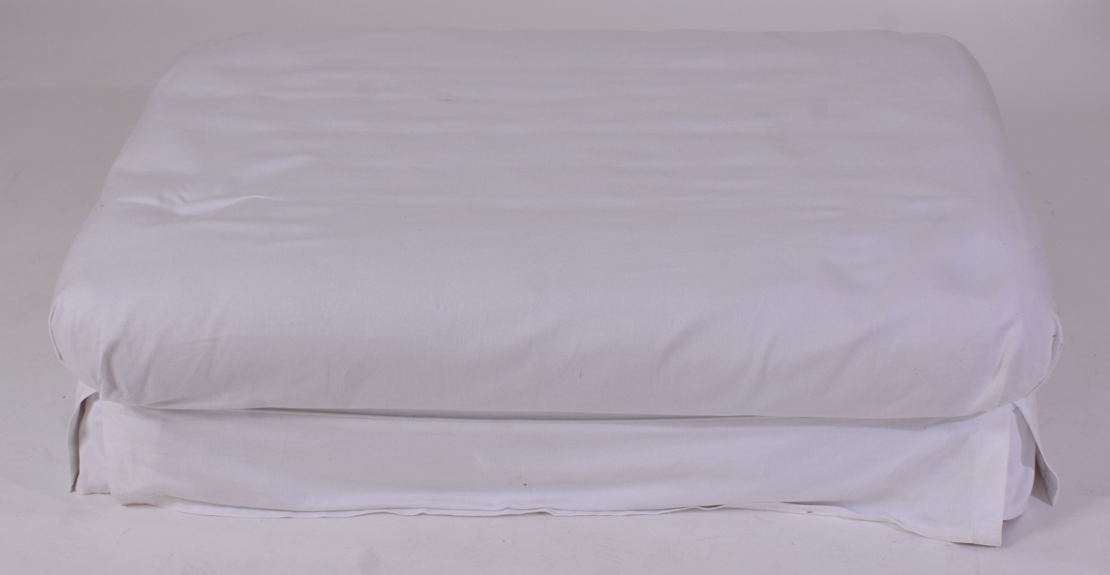 Duas peças estofadas, sendo recamier (tecido com desgaste) e puff em... - foto 2 de 9