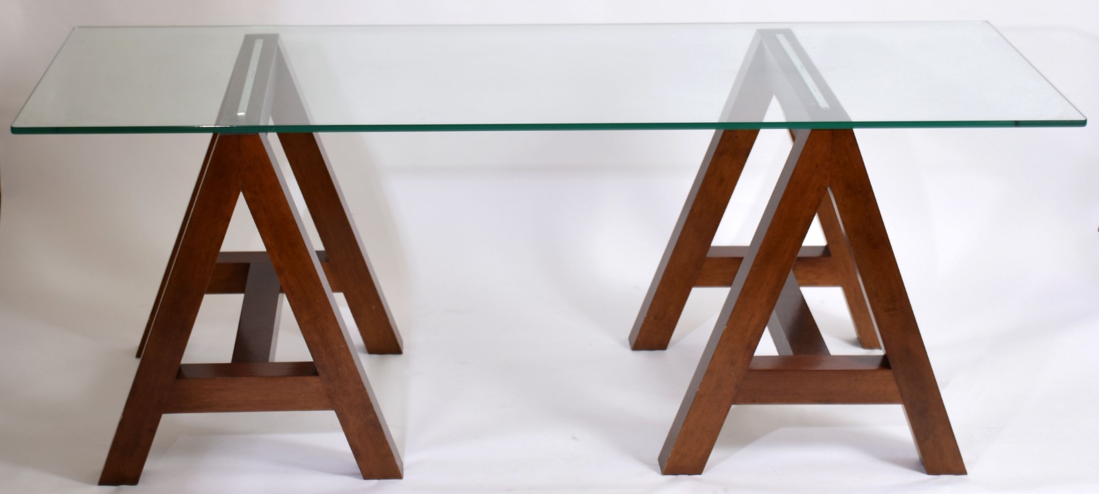Mesa de apoio com tampo de vidro e base com 2 cavaletes de madeira... - foto 1 de 3