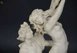 Escultura de resina representando Apollo e Dafn... - Escultura de resina representando Apollo e Dafne, altura total 47,5 cm.