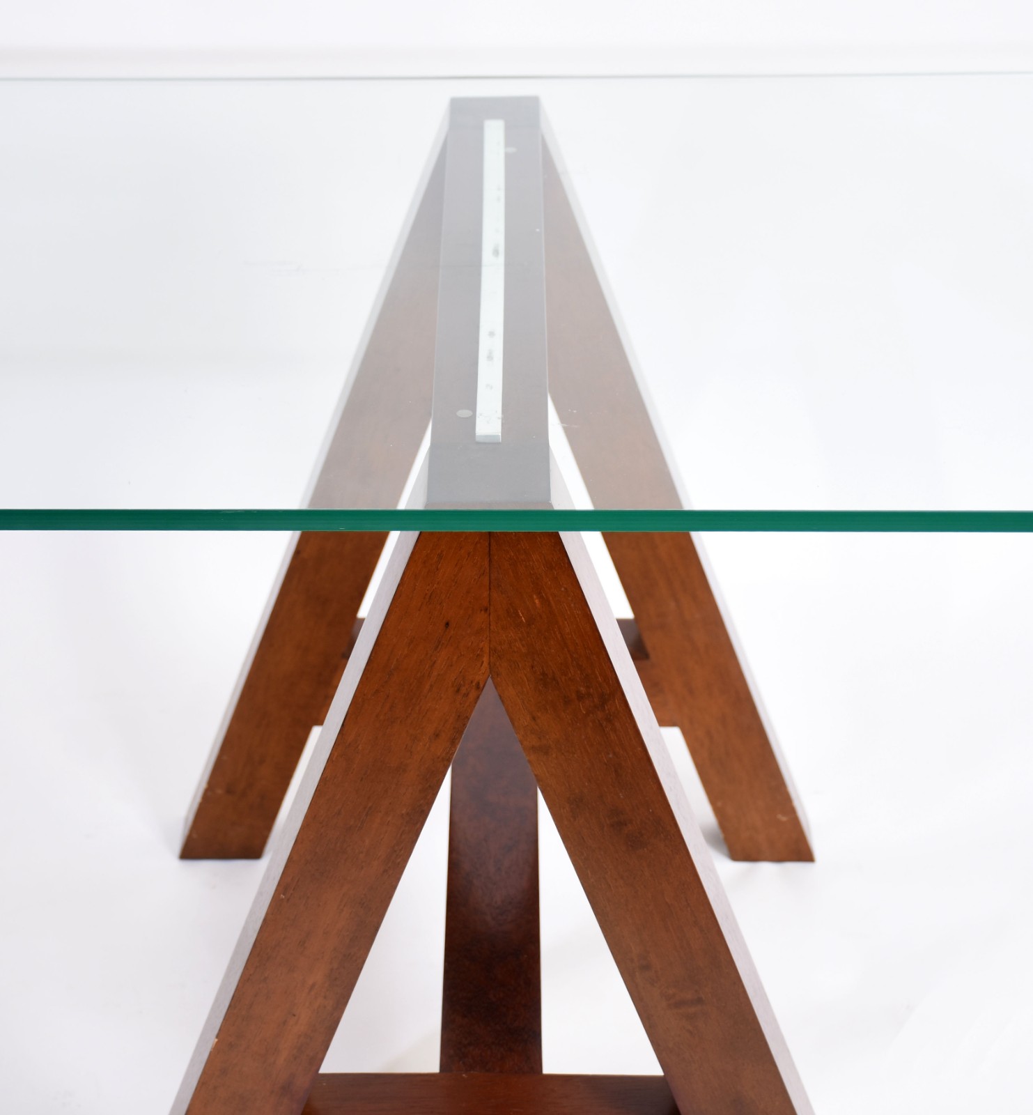 Mesa de apoio com tampo de vidro e base com 2 cavaletes de madeira... - foto 2 de 3