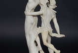Escultura de resina representando Apollo e Dafn... - Escultura de resina representando Apollo e Dafne, altura total 47,5 cm.
