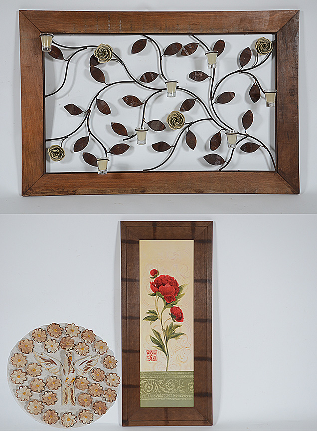 Tres peças decorativas de madeira, sendo quadro com rosas de metal e...