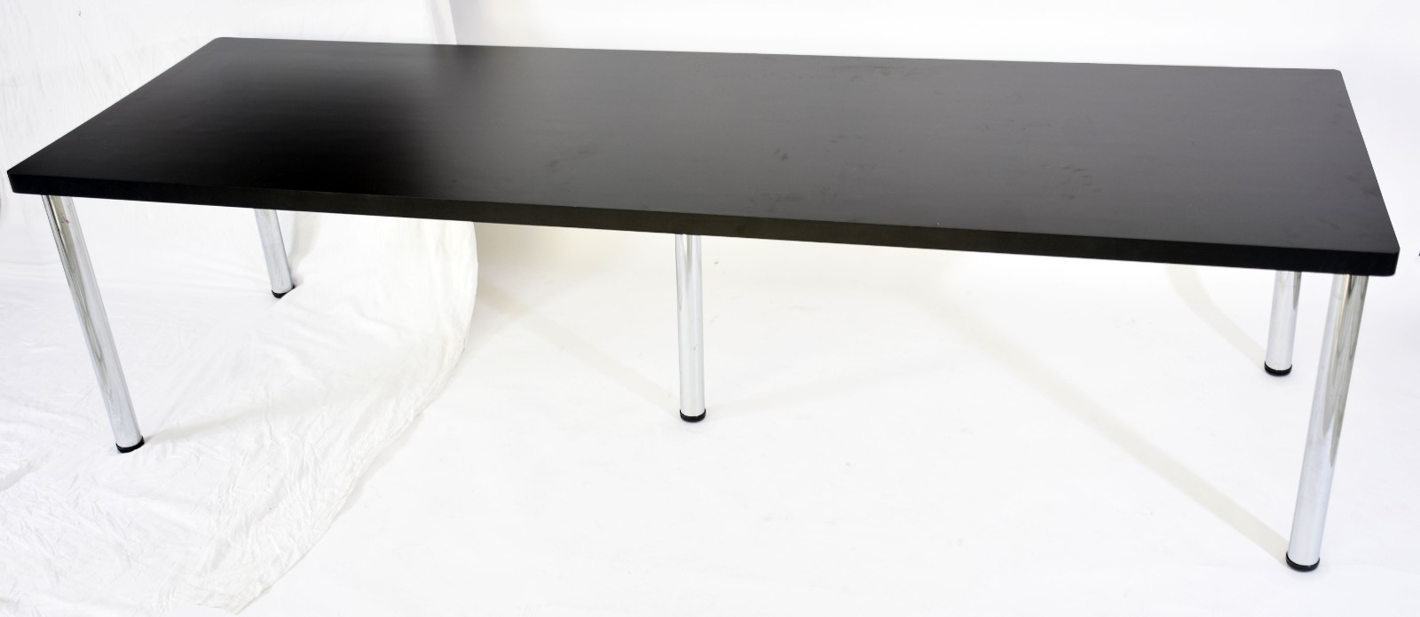 Mesa de apoio com pernas de metal rosqueadas e tampo preto... - foto 1 de 4