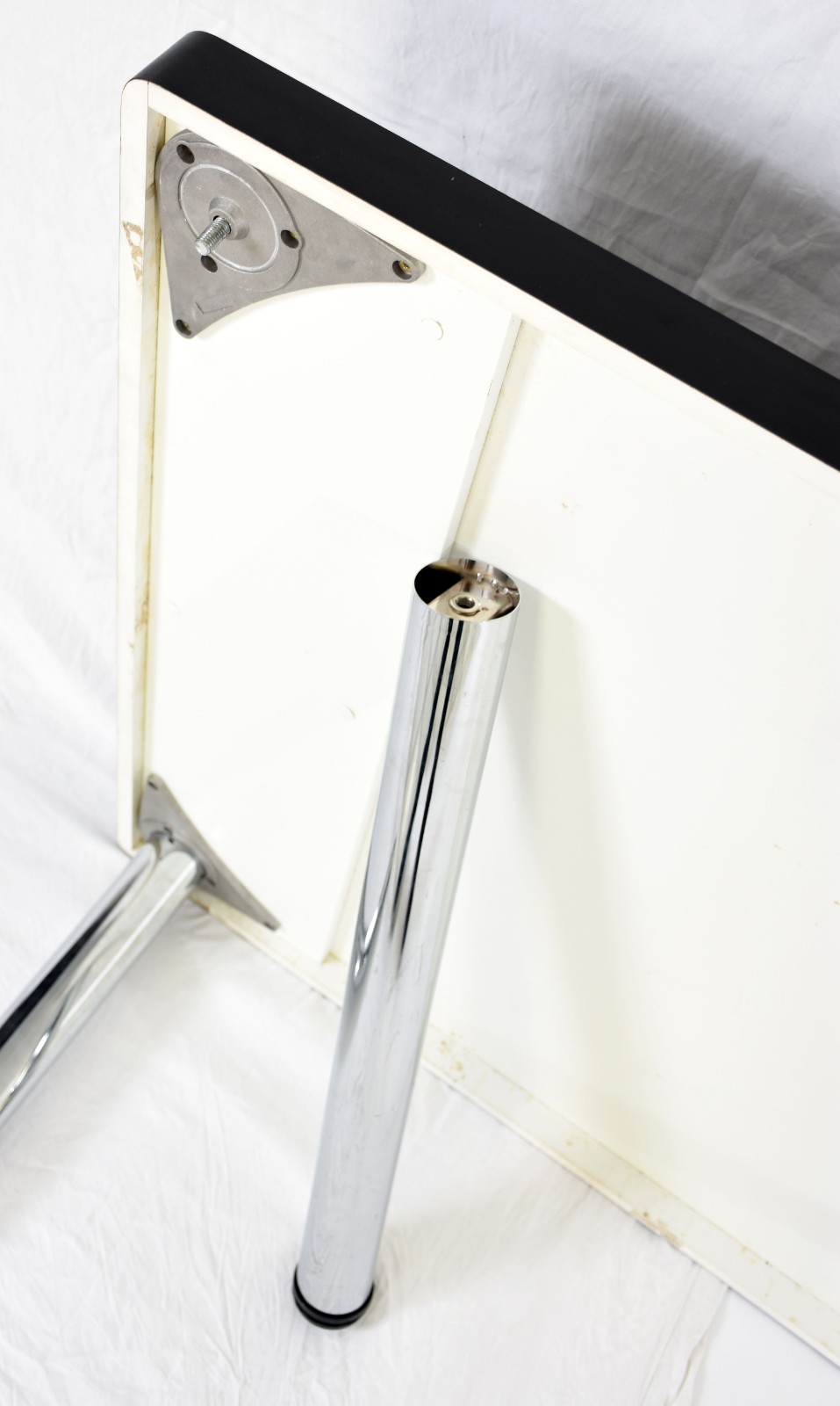Mesa de apoio com pernas de metal rosqueadas e tampo preto... - foto 2 de 4