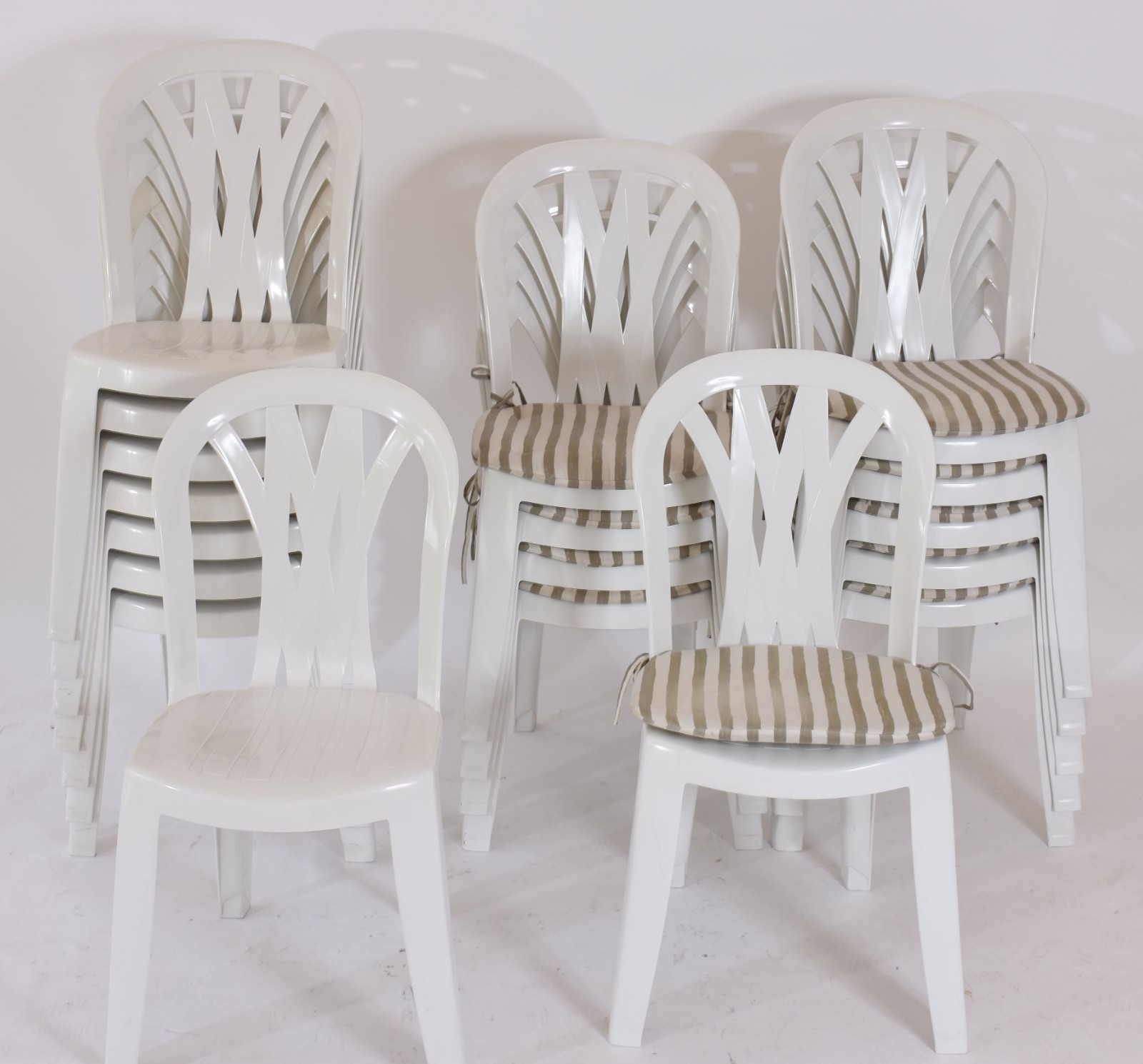 Conjunto com 18 cadeiras plásticas brancas sendo 10 com almofadas e 8... - foto 2 de 7