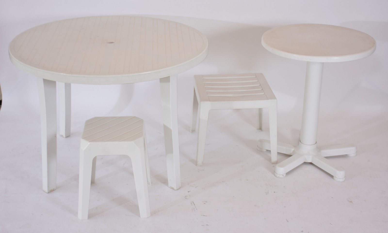 Conjunto com 18 cadeiras plásticas brancas sendo 10 com almofadas e 8... - foto 4 de 7