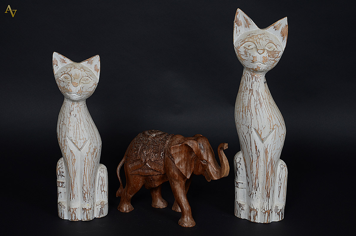 Tres peças diversas de madeira, sendo elefante e par de gatos...